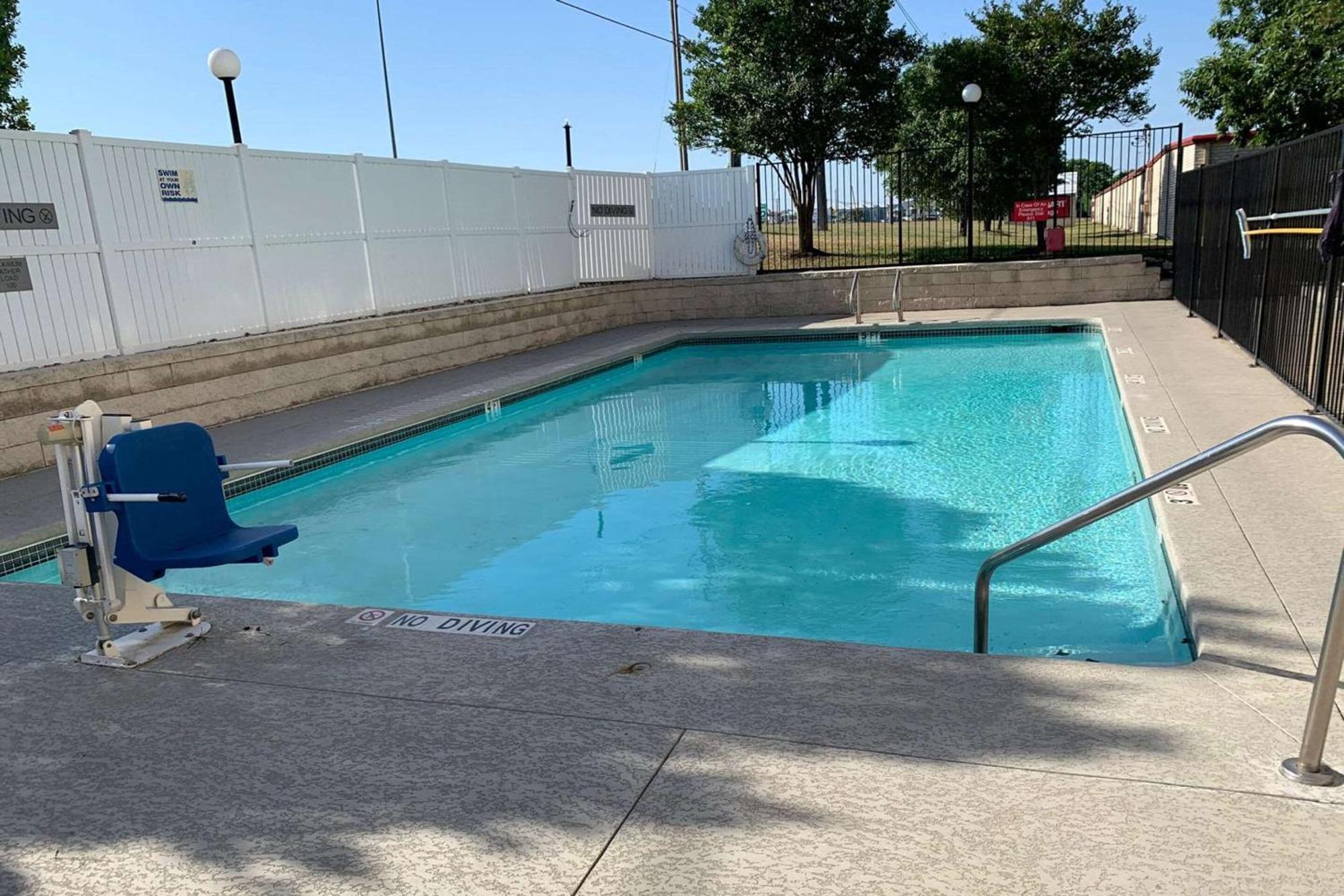 Country Inn & Suites By Radisson, Austin North Pflugerville , Tx ราวด์ร็อก ภายนอก รูปภาพ